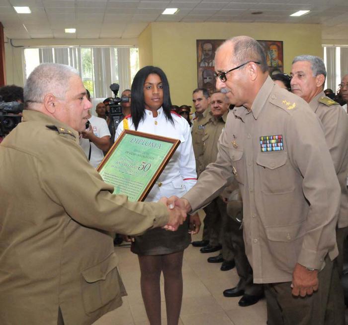 Celebran  el 50 aniversario de la Informática de las FAR.(foto Jorge Luis Gonzàlez) 8-6-17 Info01N9 El general de división Roberto Legrá Sotolongo, segundo jefe del E.M.G. entrega diploma de reconocimiento al coronel Israel Tomás Dominguez, por los 50 años de la especialidad.