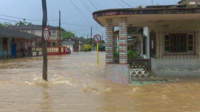 Inundaciones en el poblado Caraballo, en Jaruco. foto: cortesía televisión mayabeque