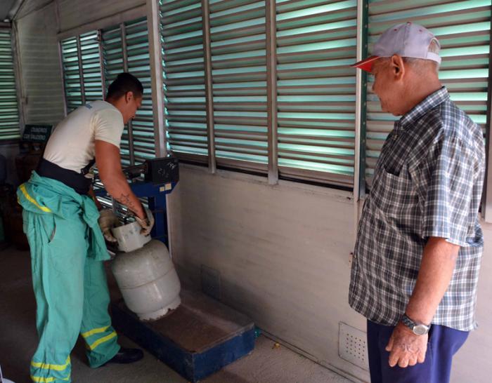 Clientes adquieren cilindros de gas licuado luego de contratar el servicio de venta liberada, iniciado en Bayamo, Granma, este 5 de junio.
