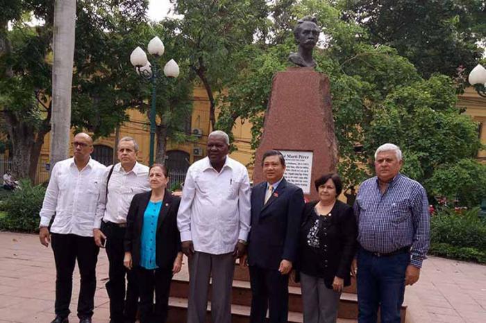 Rinde honores Esteban Lazo a Martí en Vietnam