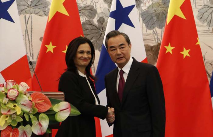 El restablecimiento de relaciones entre China y Panamá fue oficializado en Beijing por el ministro de Relaciones Exteriores de la segunda potencia mundial, Wang Yi y la vicepresidenta y canciller itsmeña, Isabel de Saint Malo. 
