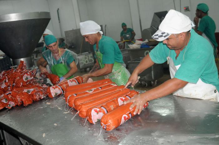 Empresa Carnica de la Habana,UEB Camilo Cienfuego produccion de mortadella.