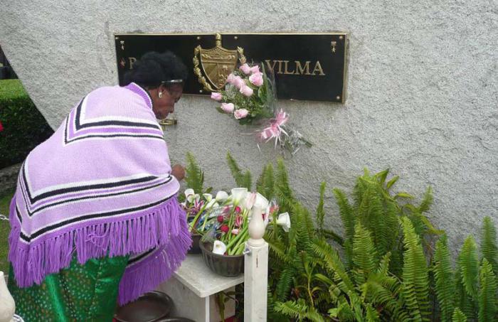 Frecuentemente Cuca acude a dedicarle flores a Vilma o a añadir una nueva planta ornamental alrededor de la piedra. 