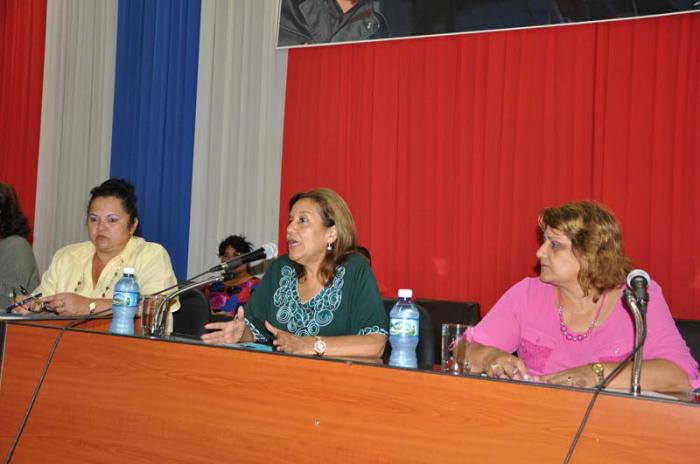 Momentos de la jornada científica realizada en la sede del Gobierno Provincial con la presencia de Elba Rosa Pérez Montoya, titular del Ministerio de Ciencia, Tecnología y Medio Ambiente