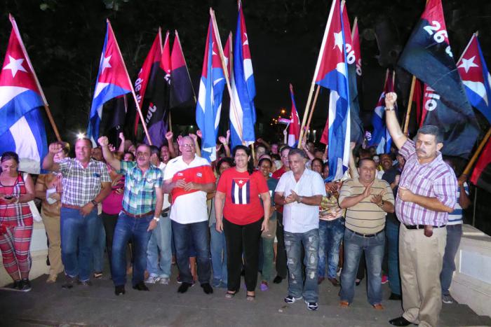 El parque José Martí fue el punto de encuentro, en el que, a ritmo de conga, cientos de pinareños celebraron la designación de la provincia como sede por el 26 de julio
