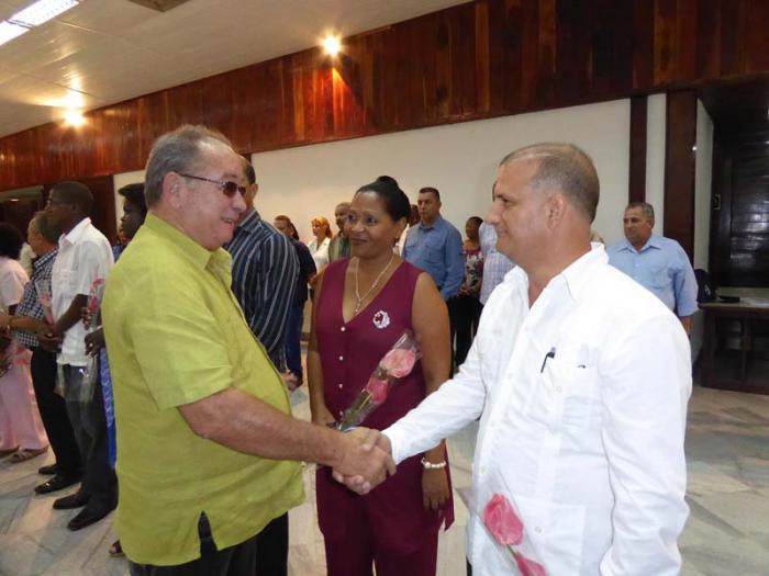 Los integrantes de la comisión fueron saludados por Lázaro Expósito. Fotos del autor