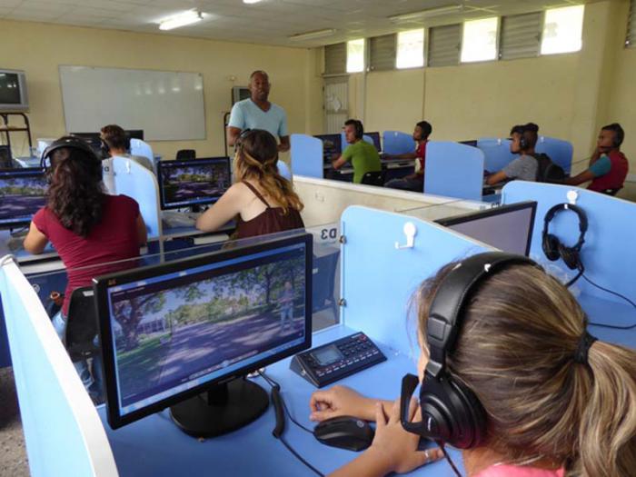 Durante las clases los estudiantes ejercitan sus habilidades en el laboratorio de Inglés, con la asesoría del profesor de esta asignatura. 