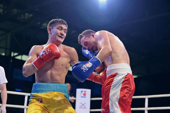 Ilyas Suleimenov (izquierda) en semifinales ante el británico Christopher Bourke. Foto: WSB.com
