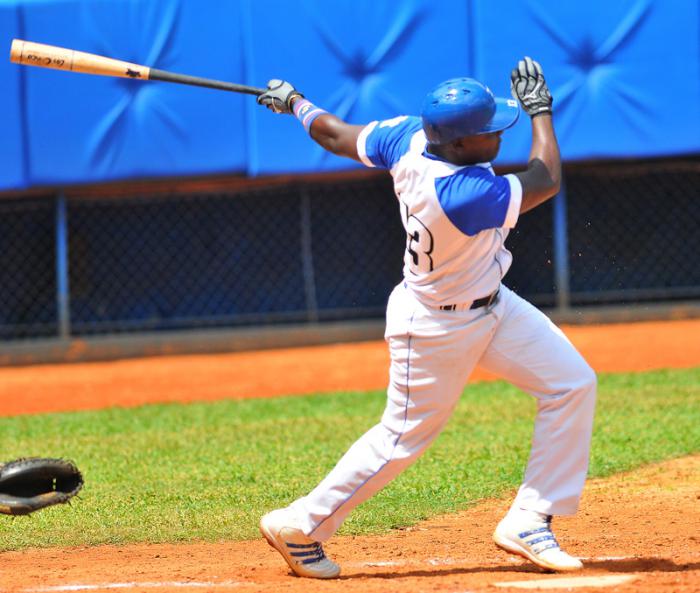 Juan Carlos Torriente elevó su average a 370. Foto: Ricardo López Hevia