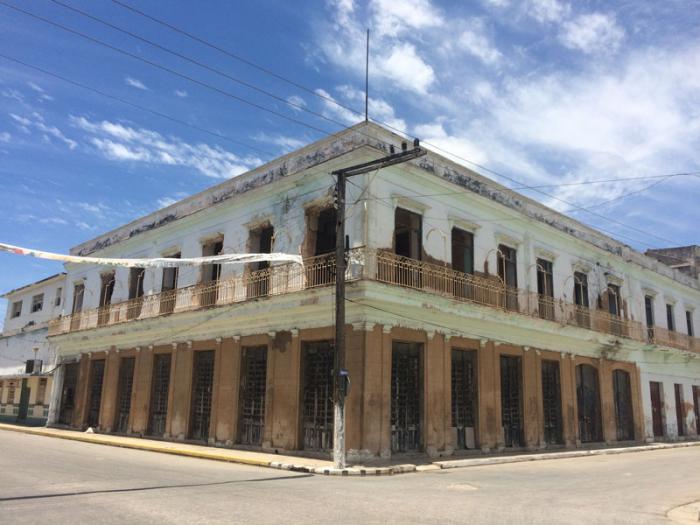 El antiguo hotel La Dominica ha sido víctima del deterioro y la mala ejecución en las reparaciones. Foto del autor