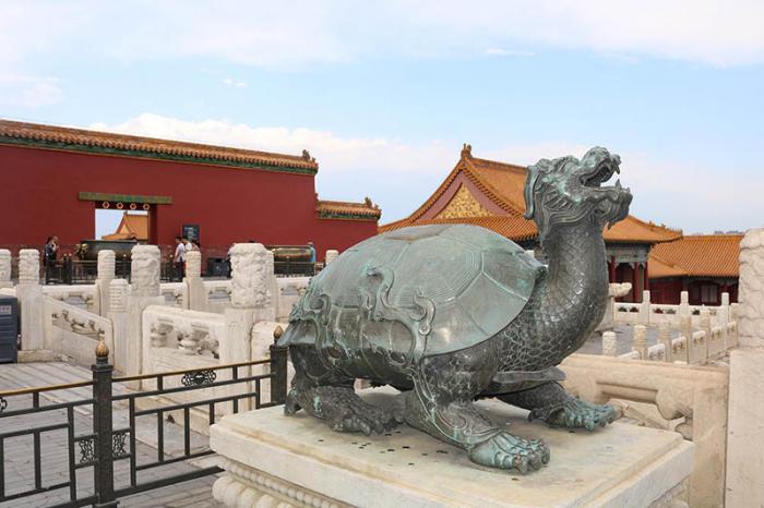 En el folklore chino, los dragones tienen nueve hijos, cada uno de los cuales posee características distintivas de otros animales. Bixi, el primero de ellos mezcla al dragón con una tortuga gigante y según dicen es bueno para cargar peso.