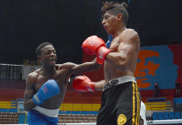 Boxeo Campeonato nacional por equipo HAB vs GTM a la derecha Y Moya ganador del Combate en los 60 kg y a la Izquierda D Martinez GTM