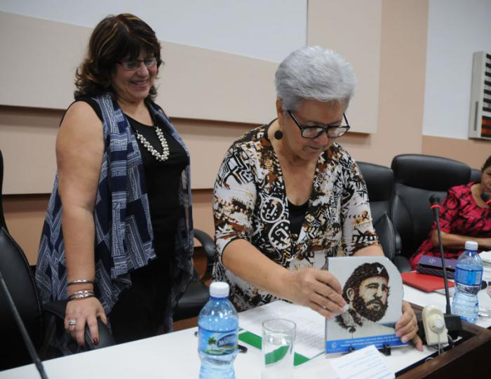 6ta Asamblea Nacional,Asociación Cubana de Comunicadores Social ,  Gladys Bejerano entrega reconocimiento a Rosa Maria Perez.