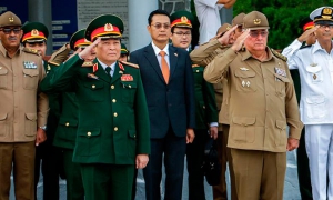 Ministro vietnamita de Defensa rinde honores a héroes cubanos