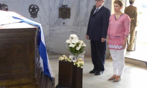 Embajadora de los Países Bajos rindió homenaje a Martí y Fidel