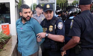 Cineasta boricua Tito Román es arrestado por protestar