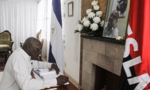 Salvador Valdés Mesa firmó el libro de condolencias