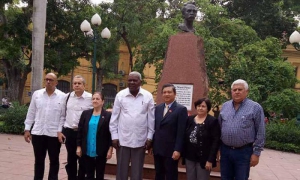 Rinde honores Esteban Lazo a Martí en Vietnam