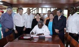 Lazo firmó el libro de visitantes en la casa museo Ho Chi Minh.