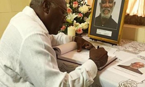 Salvador Valdés Mesa, firmó el libro de condolencias