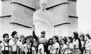 Fidel y pioneros en la Plaza de la Revolución