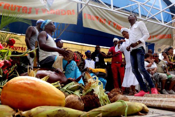 Ceremonia folclórica en un mercado santiaguero: novedad en la Fiesta del Fuego. Foto: Yander Zamora
