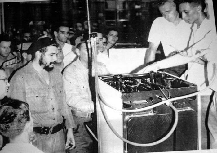 Momento en que el Che realiza una de sus frecuentes visitas a la Inpud Primero de Mayo. 