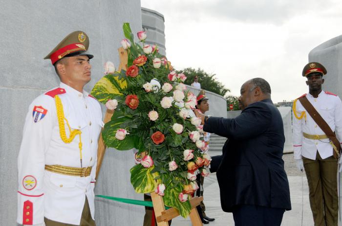 El presidente de la República Gabonesa, Alí Bongo Ondimba, de visita oficial en nuestro país, acompañado de Rogelio Sierra, viceministro de Relaciones Exteriores, puso una ofrenda floral a José Martí.