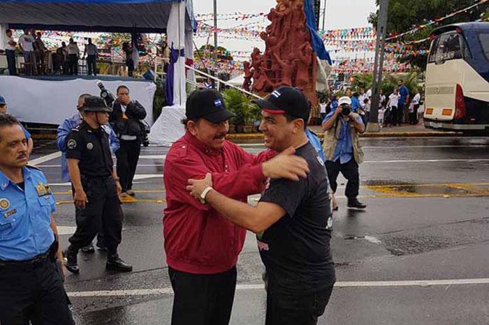 El Embajador de Cuba en Nicaragua, Juan Carlos Hérnandez saluda al presidente Comandante Daniel Ortega.