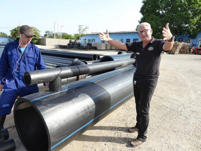 Rafael González Caballero explica que la barrera flotante sobre el río Almendares alcanzará los 100 metros de longitud. FOTO DEL AUTOR