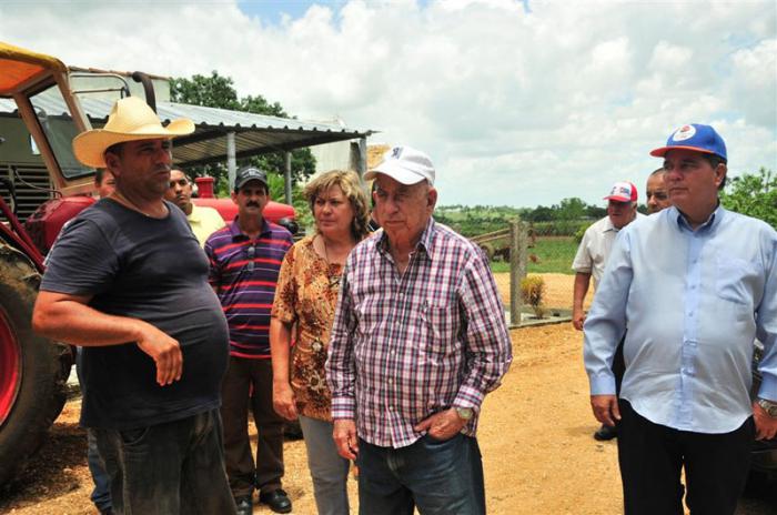 En Cabaiguán, Machado Ventura intercambió con productores beneficiados con la entrega de tierra en usufructo. Foto: Vicente Brito