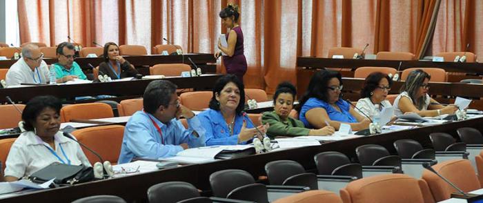 9no período ordinario de sesiones de la ANPP en su VIII Legislatura, comisión de Educación, Cultura, Ciencia, Tecnología y Medio Ambiente, presidida por Miguel Díaz-Canel Bermúdez, primer vicepresidente de los Consejos de Estado y de Ministros. Además, Abel Prieto Jiménez, ministro de Cultura y Ena Elsa Velázquez,ministra de Educación.