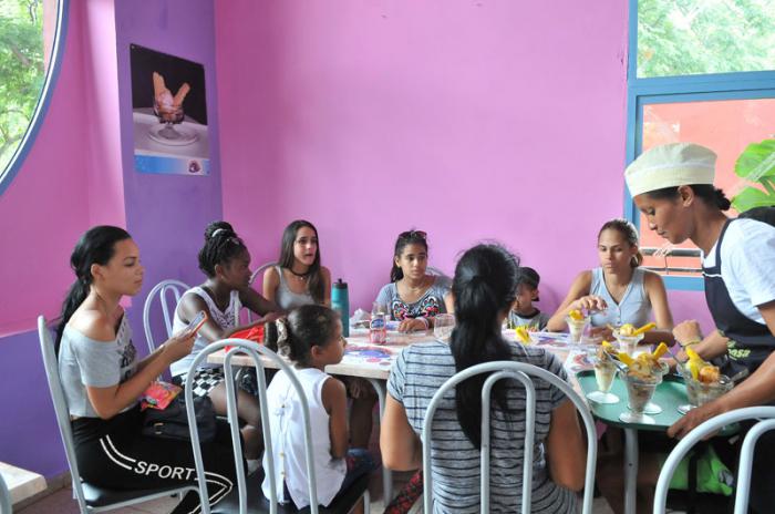 Recorrido por diferentes instalaciones de La Habana con vista al verano. Parque Lenin, heladería Cosmo Palacio.
