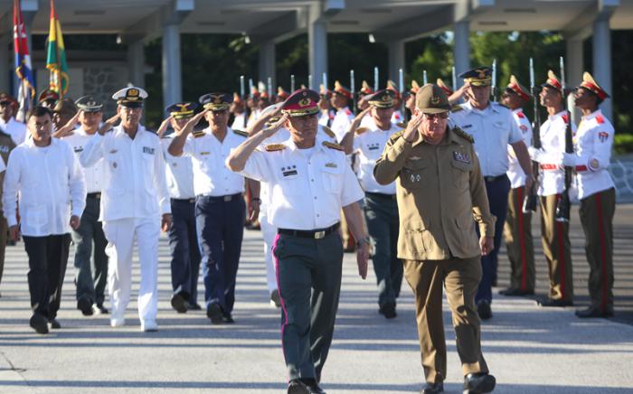 Álvaro López Miera, General de Cuerpo de Ejército de Cuba, recibió al General de Ejército Luis Orlando Ariñez Bazzan, Comandante en Jefe de las Fuerzas Armadas de Bolivia, en el monumento al soldado desconocido, en el Cacahual, donde el boliviano depositó una ofrenda floral.