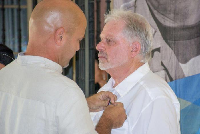 Gerardo Hernández, Héroe de la República de Cuba, impone la Medalla de la Amistad al periodista canadiense Arnold August.