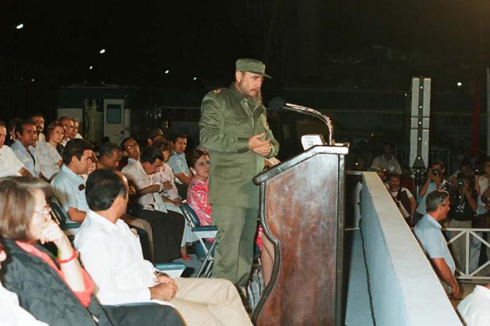 Fidel en la Empresa de Componentes Electrónicos Ernesto Che Guevara de Pinar del Río el 8 de octubre de 1987. 
