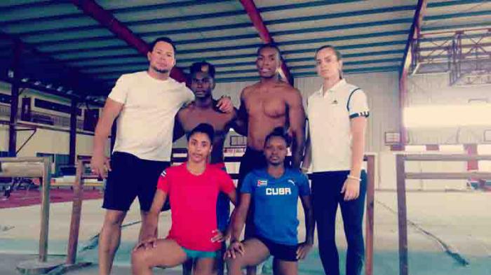 De izquierda a derecha: Carlos Gil (entrenador), Manrique Larduet, Randy Lerú y Yareimi Vázquez (entrenadora); abajo, Marcia Videaux y Yesenia Ferrera. Foto del autor