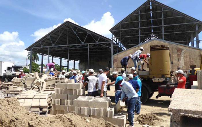Los delegados e invitados al Festival Provincial de la Juventud y los Estudiantes dedicaron varias jornadas de trabajo a apoyar la construcción del nuevo Recinto Ferial. 
