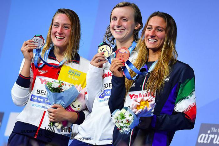 Katie Ledecky (centro) tras obtener su tercer metal dorado en el Campeonato Mundial. Foto: fina.org