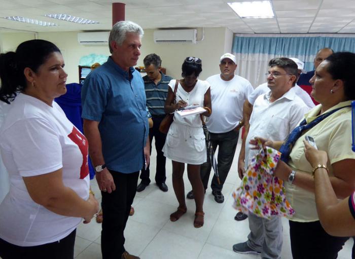 En el atelier La Ópera, dedicado principalmente a la confección de canastillas, Díaz-Canel compartió con los trabajadores. 