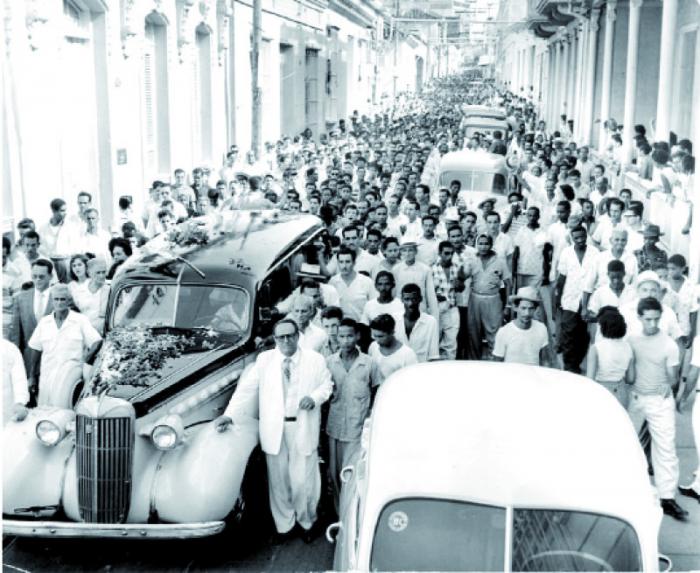 En una manifestación de pueblo combativo se convirtió el sepelio de Frank País y de Raúl Pujols. foto: carlos  morales