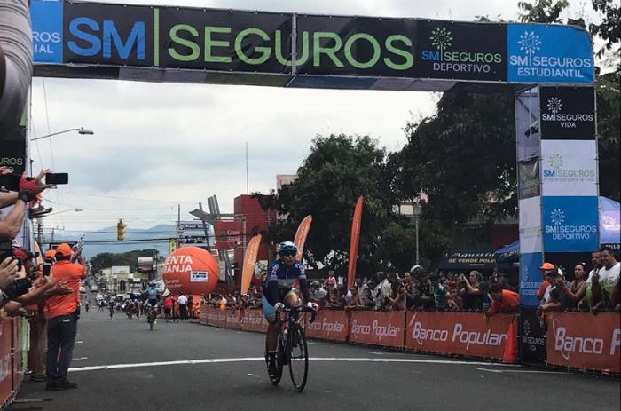 Arlenis Sierra entró en solitario a la meta en la etapa reina de la XVII Vuelta a Costa Rica. Foto: Tomada de Fecoci