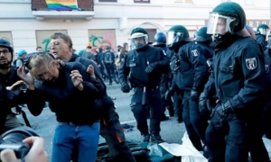 Policía alemana reprime manifestación contra el G20 en Hamburgo