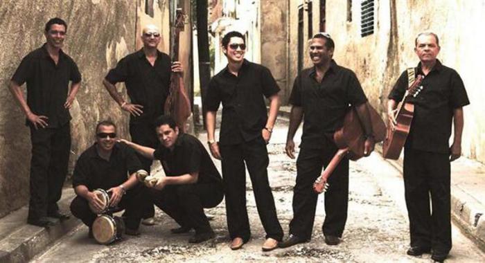 Ecos del Tivolí en una calle de Santiago. foto: agencia cubana son de cuba