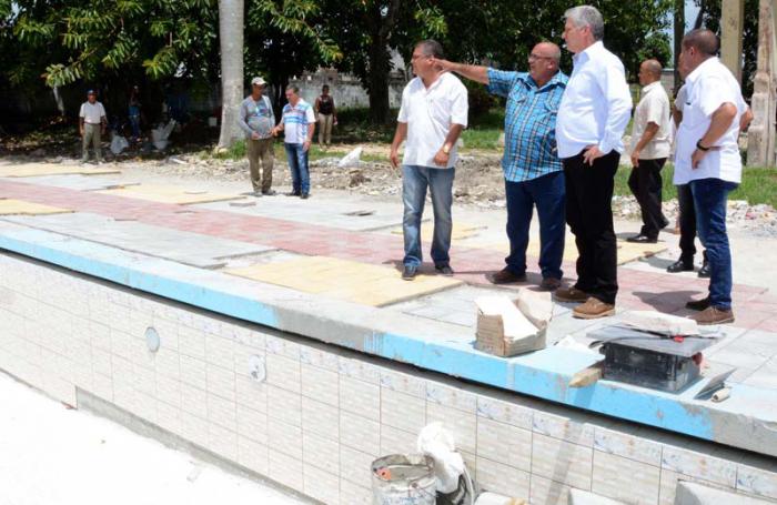 Díaz-Canel visitó el Complejo recreativo Somos Jóvenes, obra en construcción como parte del proyecto Villa Clara con todos. 