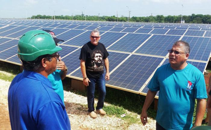 El primer secretario del Partido en Villa Clara, recorrió las instalaciones del segundo parque solar fotovoltaico de la provincia. foto del autor