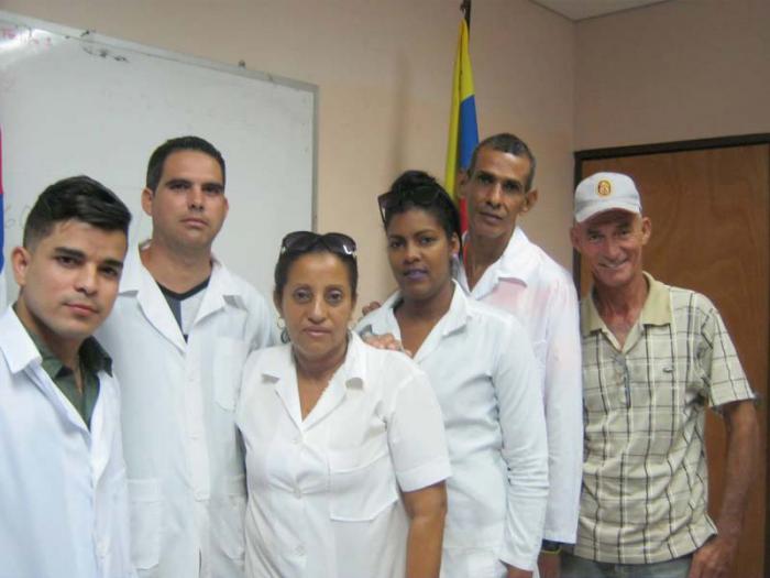 Cada integrante confía su vida, con los ojos cerrados, al cuidado de sus compatriotas: de izquierda a derecha, Alberto Ortiz, Sandier Pérez, Milaidis Auty, Yanara Guirola, Roberto Aguilera, y Alexis Ginarte. 