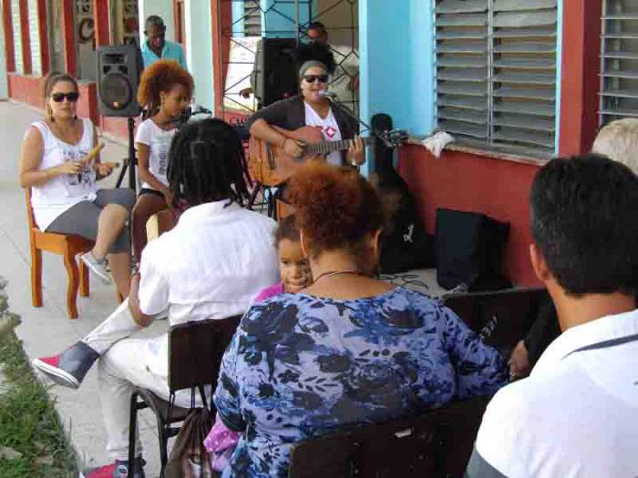 Descarga de trovadores durante la Cruzada Literaria en Jimaguayú.