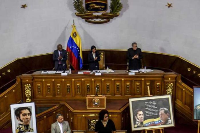 Establece Constituyente venezolana decreto sobre Poderes públicos