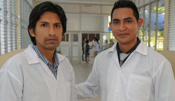 Acto de Fin de curso 2016 - 2017,  XII Graduaciòn de la ELAM, Graduados, de izq a dercha,  Josè Carlos Ottive Campo, de Perù y Narciso Paucca Cancho, tambièn de Perù.